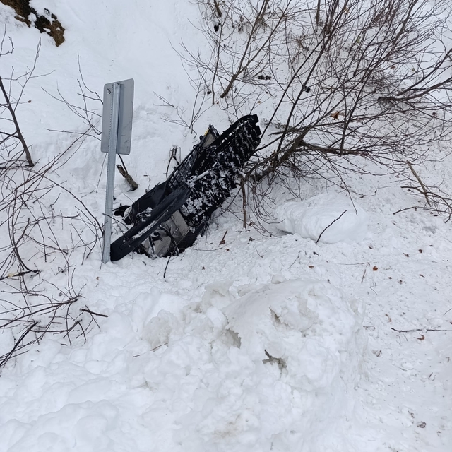 Şarampole devrilen kar motorunun sürücüsünü, kepçe operatörünün dikkati kur...