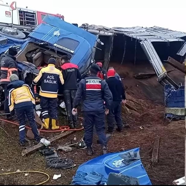 Devrilen kum yüklü TIR'ın şoförü ağır yaralandı