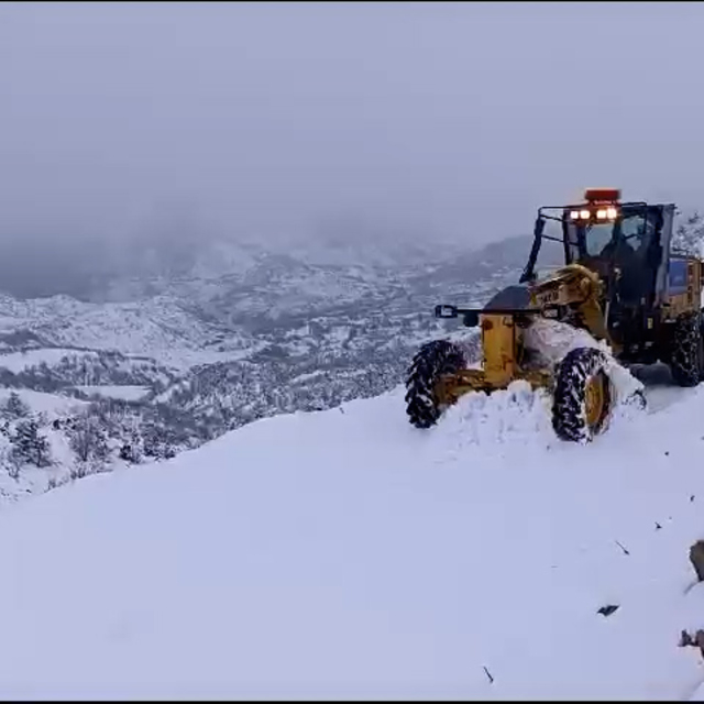 Diyarbakır'da kardan kapanan 129 kilometrelik kırsal mahalle yolu, ulaşıma...