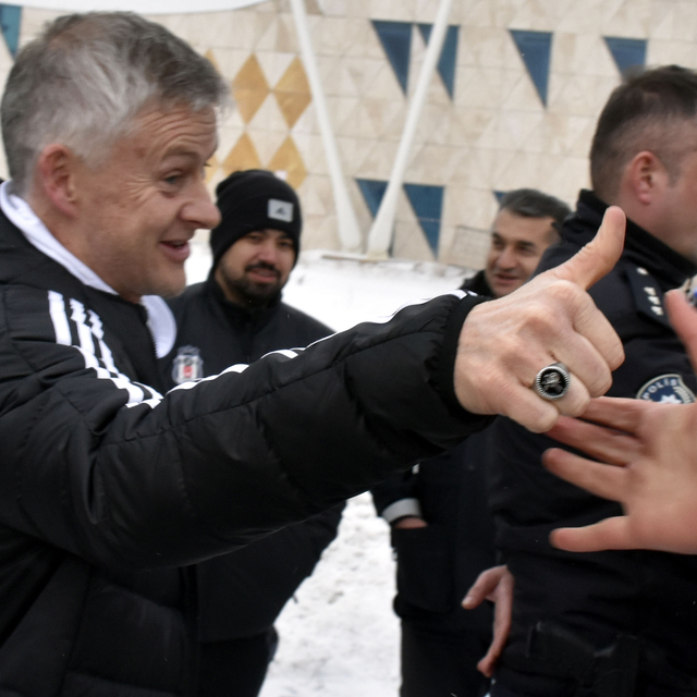 Sivas'a ulaşan Beşiktaş'ta Solskjaer'e Osmanlı tuğralı yüzük hediyesi