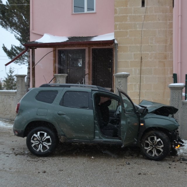 Hafif ticari araç cami duvarına çarptı, 2 kişi yaralandı