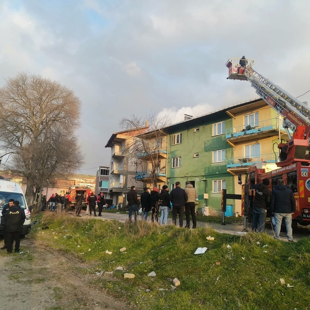Bursa'da 3 katlı binanın çatısında çıkan yangın söndürüldü