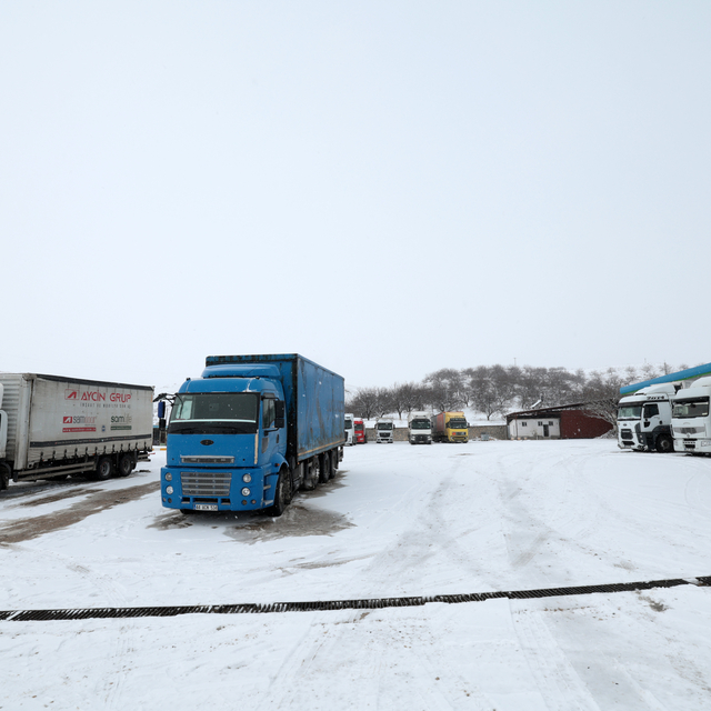 Kar yağışı nedeniyle Malatya-Kayseri kara yolu ağır tonajlı araçların geçiş...