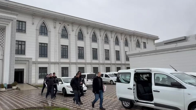 Kocaeli'de bir kişiyi darbedip telefonunu gasbeden 3 zanlı tutuklandı