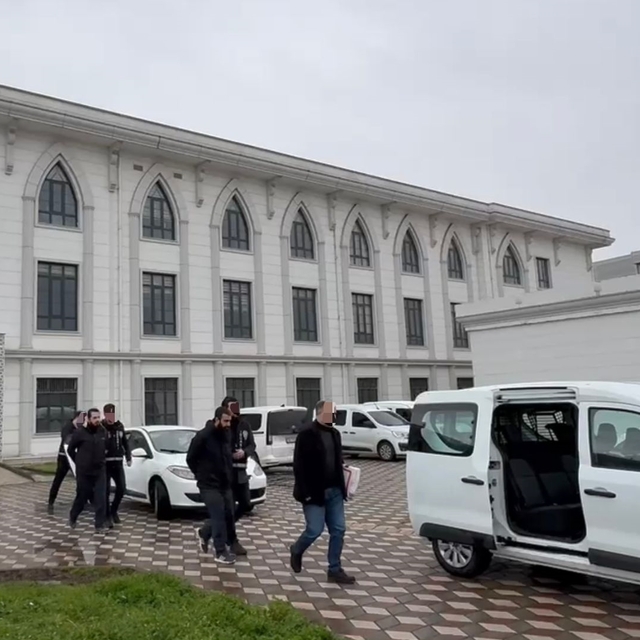 Kocaeli'de bir kişiyi darbedip telefonunu gasbeden 3 zanlı tutuklandı