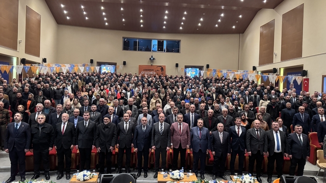 AK Parti'li Ömer İleri, partisinin Artvin İl Kongresi'nde konuştu:
