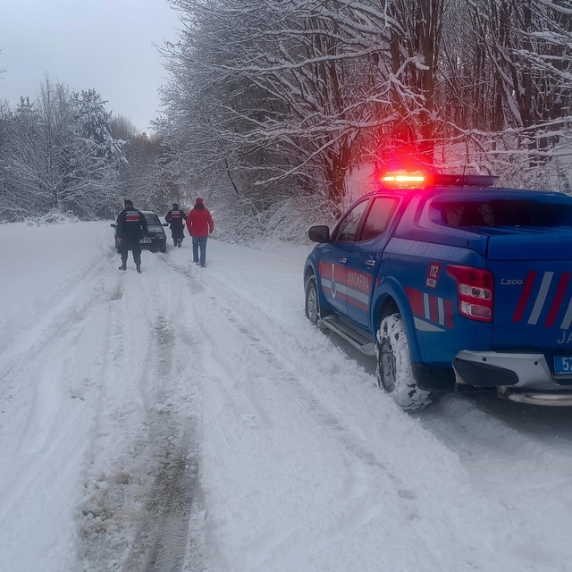 Sinop'ta kardan dolayı mahsur kalan vatandaşların imdadına jandarma yetişti...