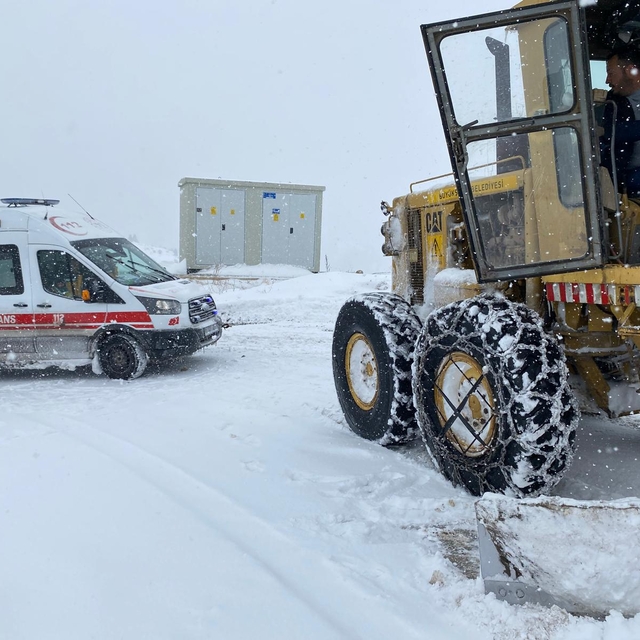 Kayseri'de ekipler, yolu kardan kapanan mahalledeki hasta için seferber old...