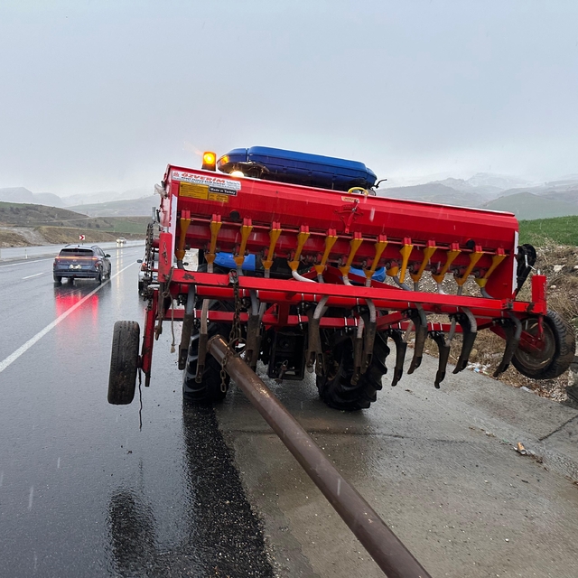 Adıyaman'da otomobil ile traktörün çarpıştığı kazada 5 kişi yaralandı