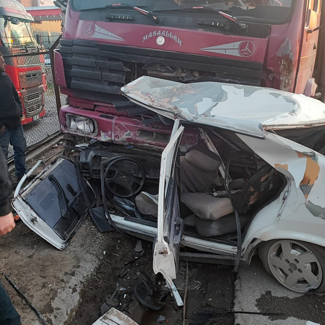 Mersin'de kamyonla çarpışan otomobilin sürücüsü hayatını kaybetti