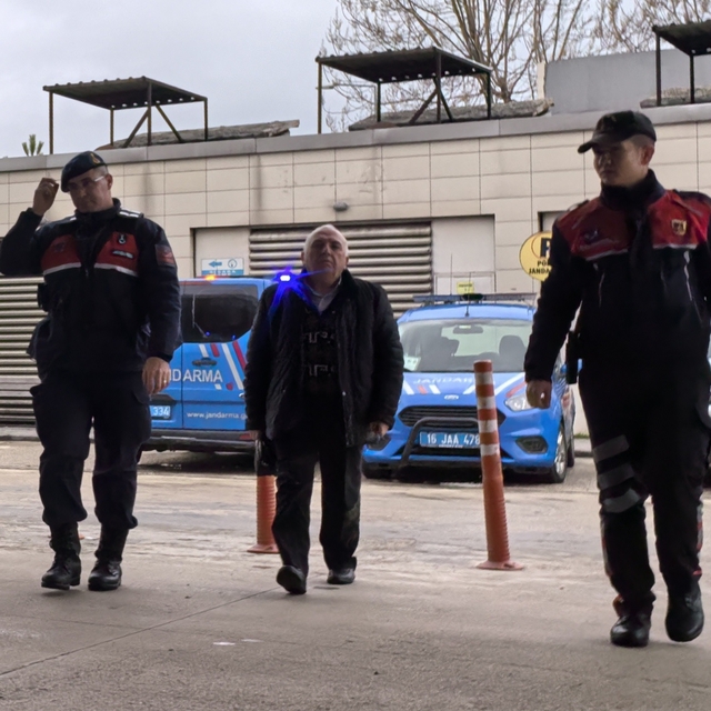 Oğluna tokat attığını iddia ettiği müdür yardımcısını darbetti