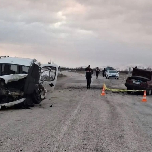 Konya'da zincirleme trafik kazasında 2 kişi öldü, 1 kişi yaralandı