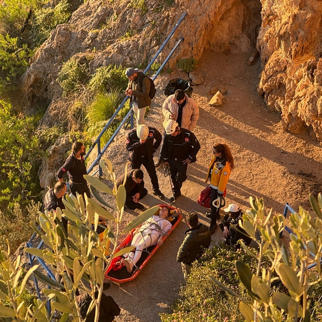 Antalya'da falezlerden düşen Rus genç kız yaralandı