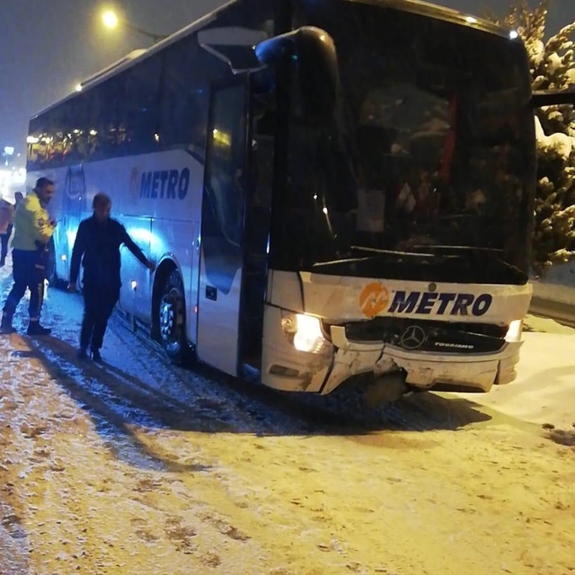 Nevşehir'de otobüs ve otomobilin çarpışması güvenlik kamerasında