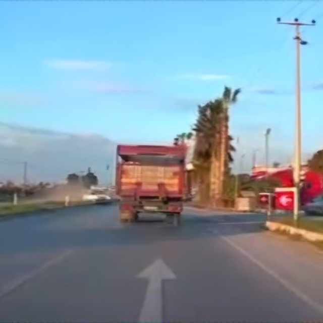 Karşı şeride geçip, kamyonla çarpışan otomobilin sürücüsü öldü; kaza kamera...