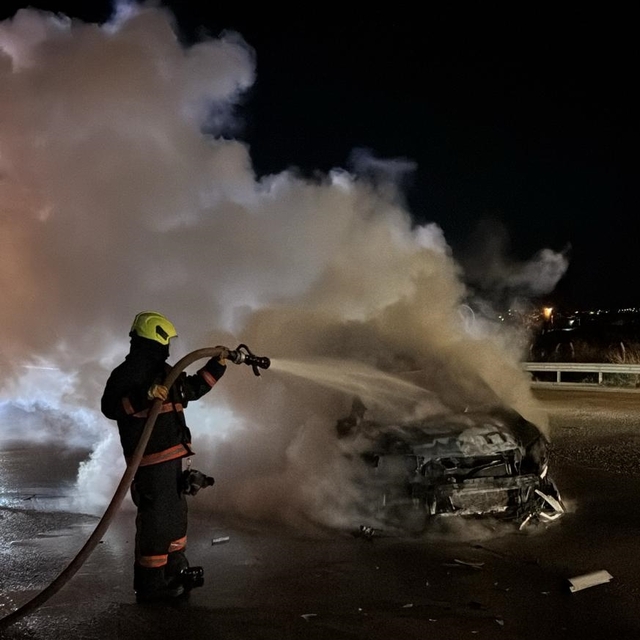 Mersin'de kamyona çarparak alev alan otomobilde hasar oluştu