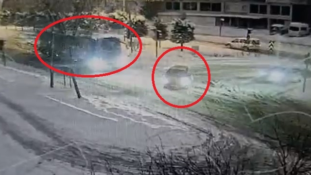 Nevşehir'de yolcu otobüsü ile otomobilin çarpışması kamerada