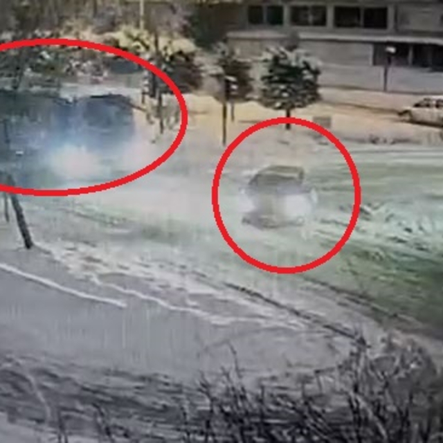 Nevşehir'de yolcu otobüsü ile otomobilin çarpışması kamerada