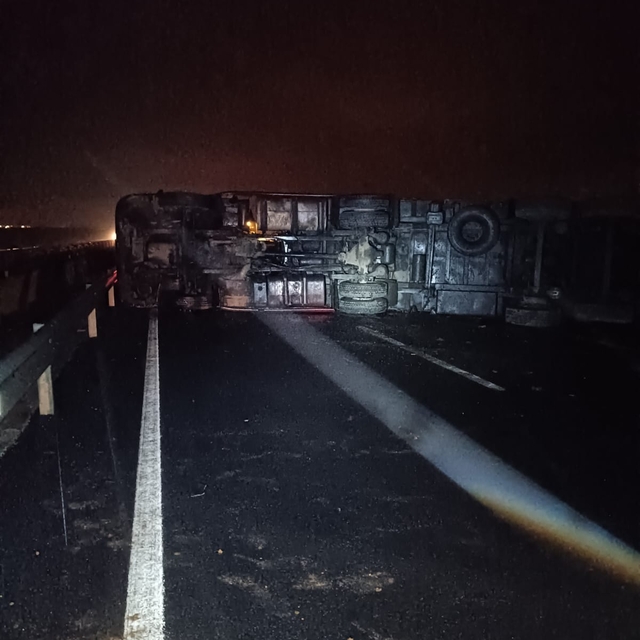 Mardin'de devrilen tırın sürücüsü yaralandı