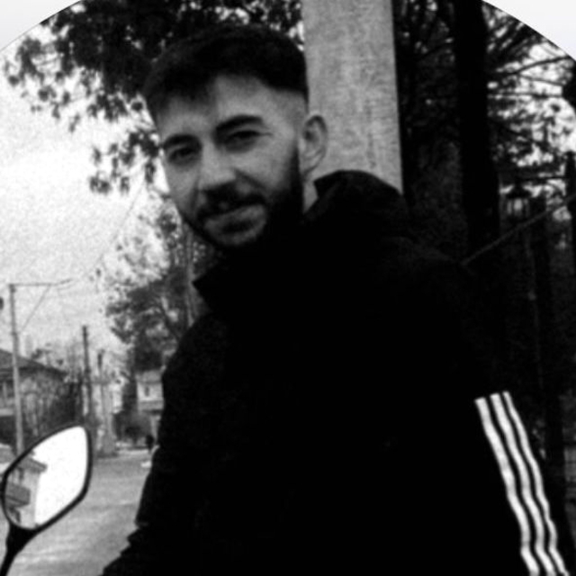 Kırmızı ışıkta bekleyen hafif ticari araca çarpan motosikletli, minibüsün a...