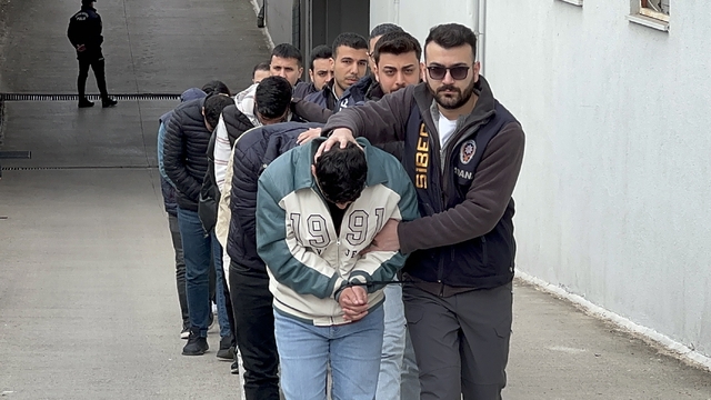 Adana'da yasa dışı bahis gelirlerini akladıkları iddiasıyla yakalanan 7 zanlı tutuklandı
