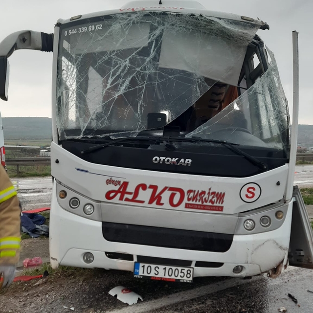 Balıkesir'de işçi servisinin devrilmesi sonucu 18 kişi yaralandı