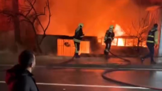 Oto tamirhanesi alev alev yandı