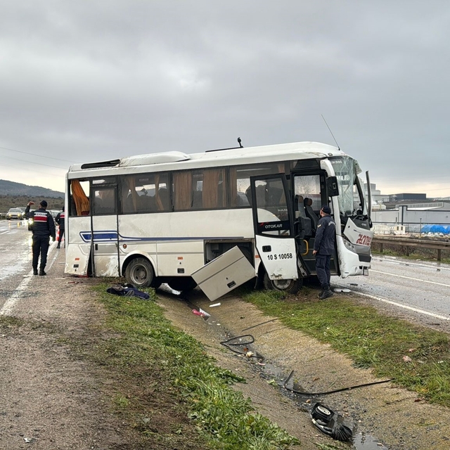 Balıkesir'de fabrika işçilerini taşıyan midibüs takla attı; 18 yaralı