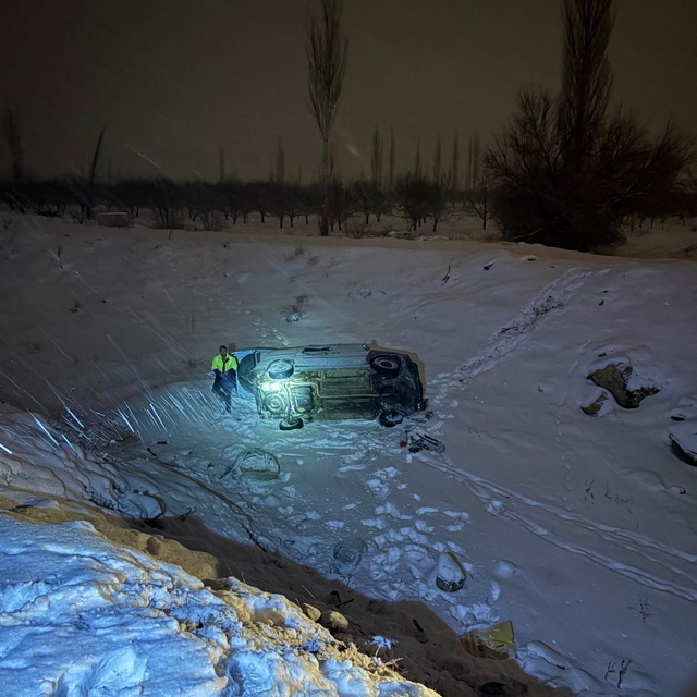 Malatya'da şarampole devrilen hafif tircari aracın sürücüsü yaralandı