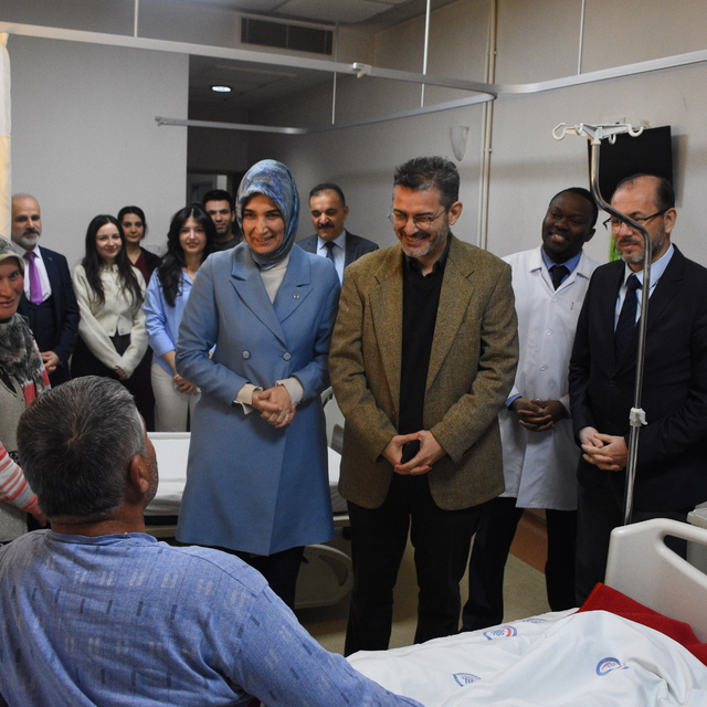 Afyonkarahisar Valisi Yiğitbaşı, kornea nakli olan hastayı ziyaret etti