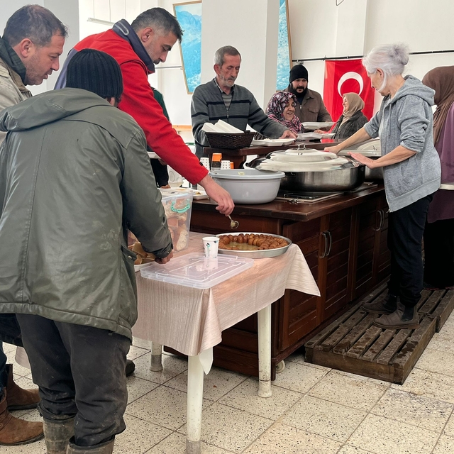 Köylerini ziyaret edenleri el birliğiyle hazırladıkları sofrada ağırlıyorla...