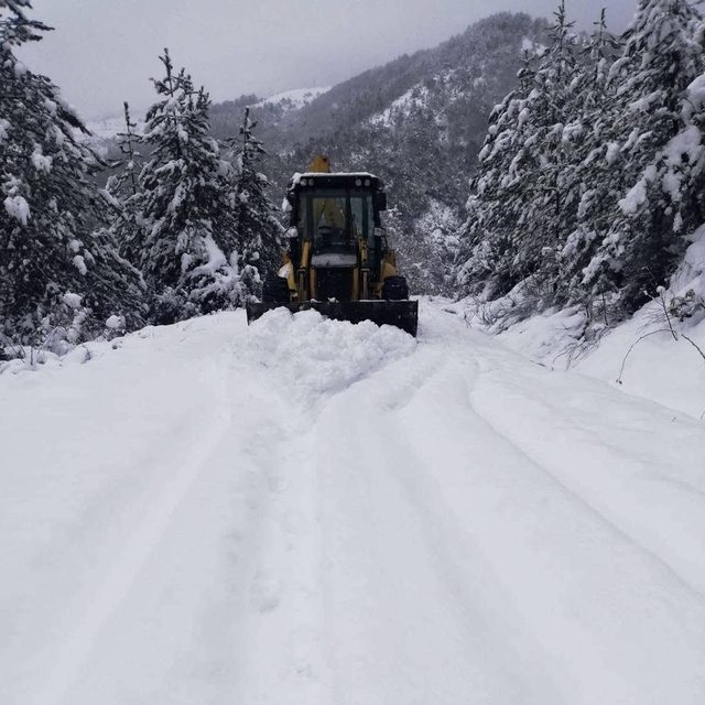 Sinop'ta kar nedeniyle 73 köy yolu ulaşıma kapalı bulunuyor