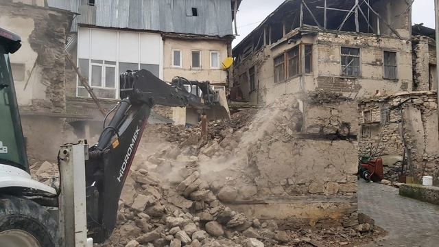 Ağın'da metruk evin yıkımı gerçekleştirildi