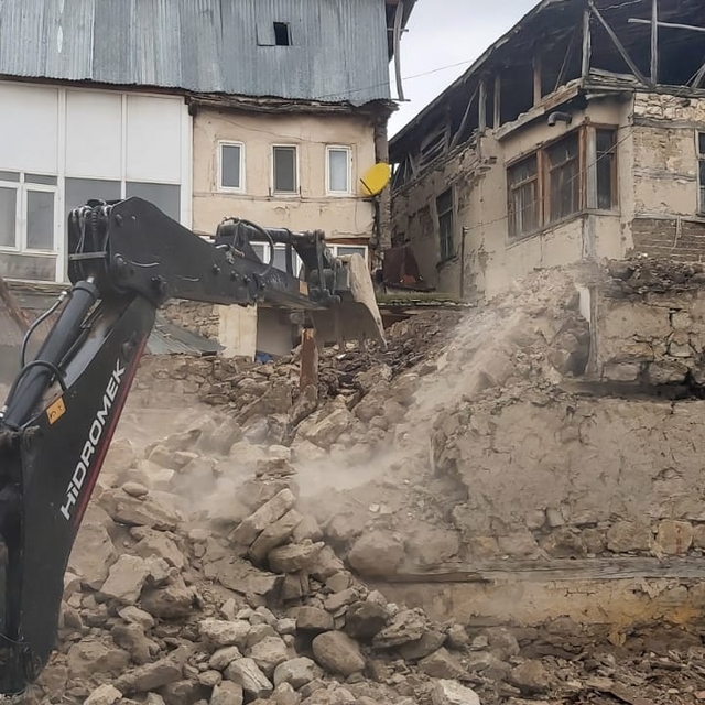 Ağın'da metruk evin yıkımı gerçekleştirildi