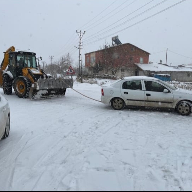 Doğanşehir'de karla mücadele devam ediyor