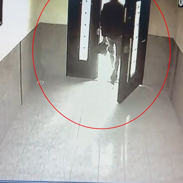 Dairenin önündeki ayakkabıyı çalıp, yerine terlik bıraktı