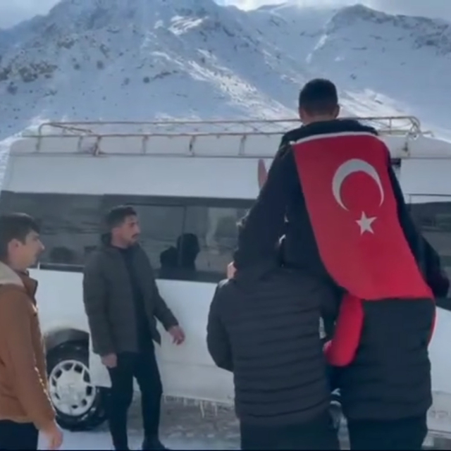 Kar nedeniyle kapanan yol açılıp, askere uğurlandı