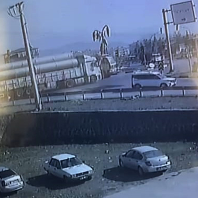 Kazada araçtan kopan parça zabıta memurunun başına isabet etti