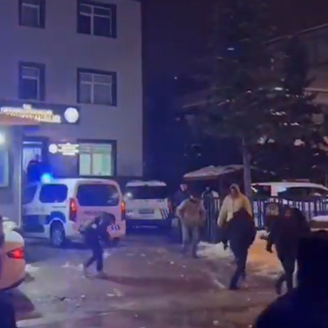 Gençlerin polislerle kar topu eğlencesi