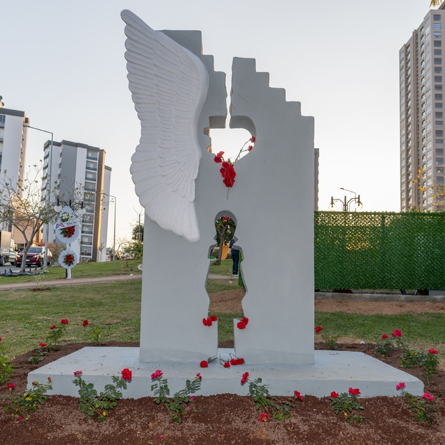 Mersin'de depremde kaybolan çocuklar anısına yapılan anıt açıldı