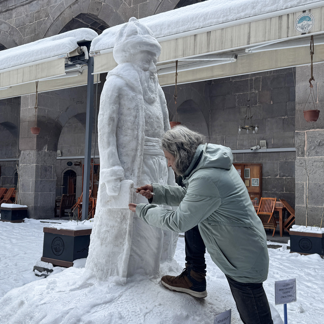 Kayserili taş oyma ustası, tarihi medreseye Mimar Sinan'ın kardan heykelini...