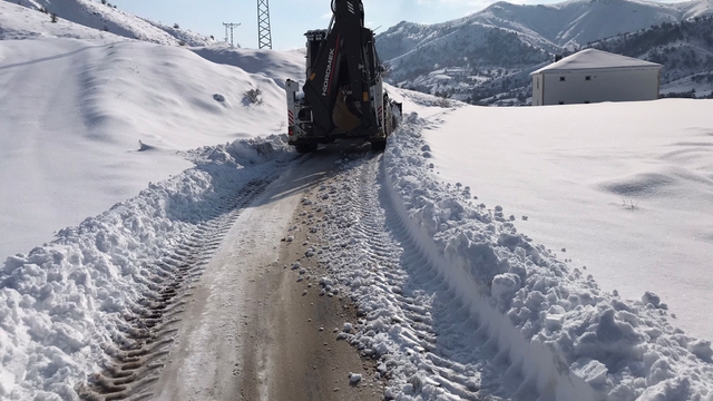 Elazığ'da 54 yerleşim yerine ulaşım sağlanamıyor