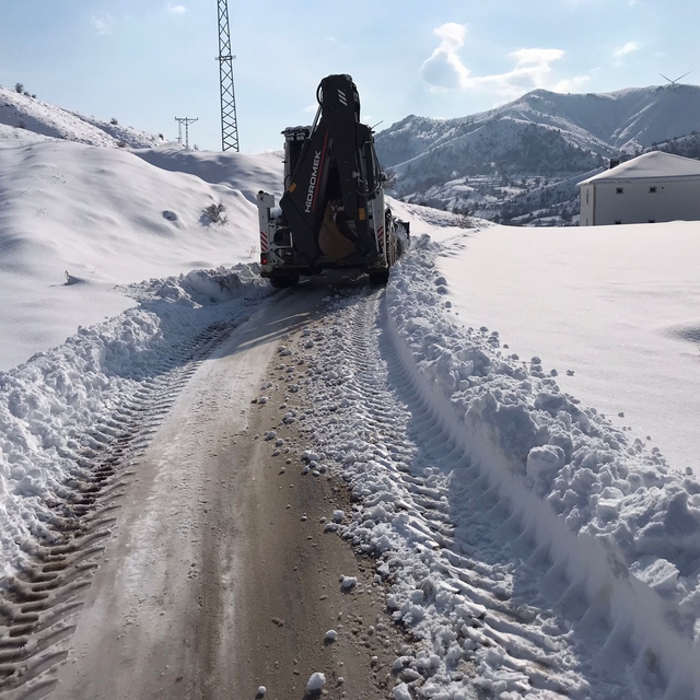 Elazığ'da 54 yerleşim yerine ulaşım sağlanamıyor