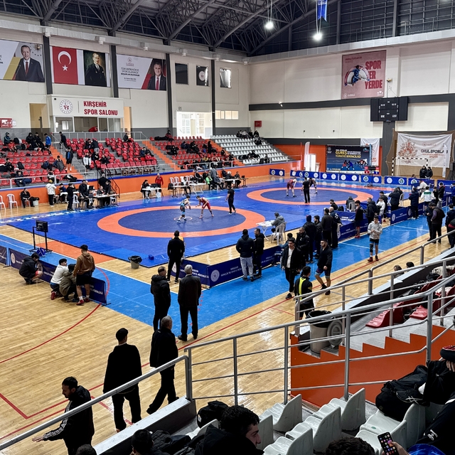 Okul Sporları Gençler Güreş Türkiye Birinciliği müsabakaları Kırşehir'de ba...