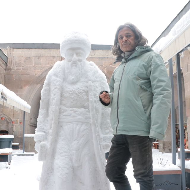 Tarihi medresenin bahçesine Mimar Sinan'ın kardan heykelini yaptı