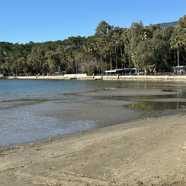 Akyaka'da deniz suyu 30 metre çekildi