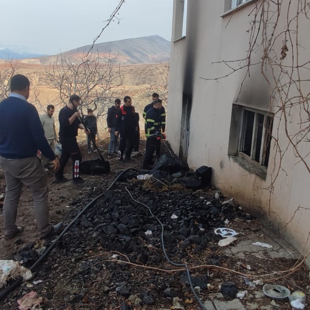 Siirt'te bodrum katında çıkan yangın söndürüldü