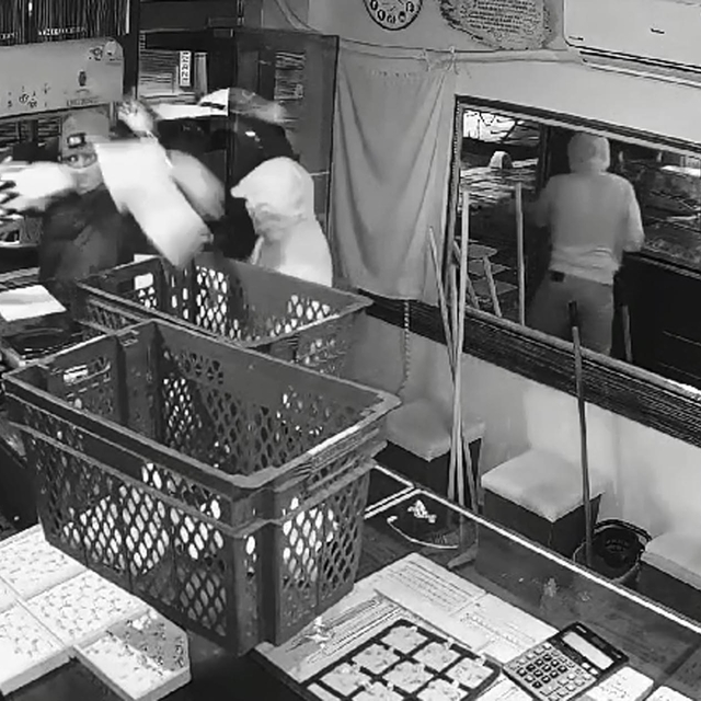 Plastik kasalarla gelip, kuyumcudan  1 milyon 200 bin lira değerinde ziynet...