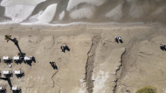 Muğla'nın Akyaka sahilinde deniz suyu yaklaşık 30 metre çekildi