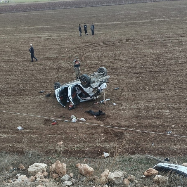 Köpeğe çarpmamak için manevra yaptı; devrilen otomobilde 2'si ağır 3 kişi y...